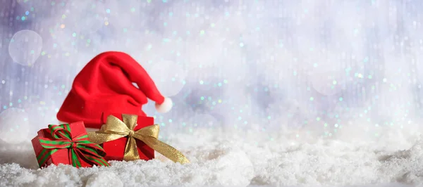 Caixas de presente de Natal vermelho no fundo bokeh nevado de Natal — Fotografia de Stock