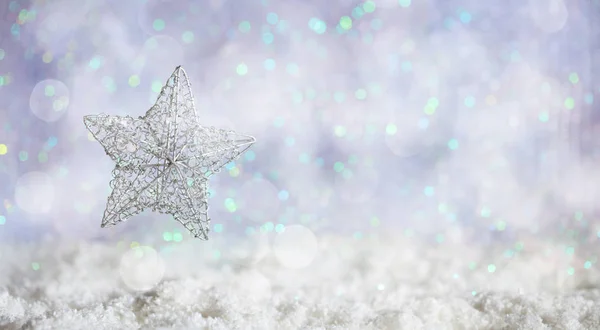 银色星在圣诞节雪散背景 — 图库照片