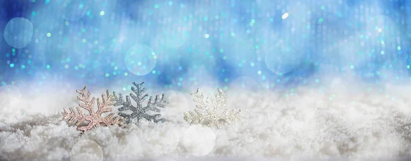 Płatki śniegu na tle ośnieżonych bokeh Boże Narodzenie — Zdjęcie stockowe