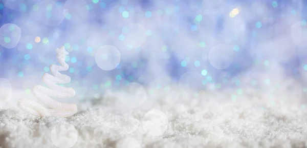 クリスマス雪ボケ背景上にクリスマス ツリー — ストック写真
