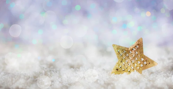 Goldener Stern auf schneebedecktem Bokeh-Hintergrund — Stockfoto