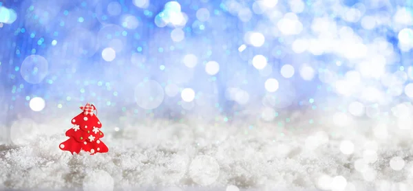 クリスマス雪ボケ背景上にクリスマス ツリー — ストック写真