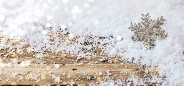 木製デスク、雪の背景のボケ味のクリスマス雪の結晶 — ストック写真