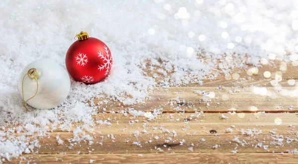 木製デスク、雪の背景のボケ味のクリスマス ボール — ストック写真