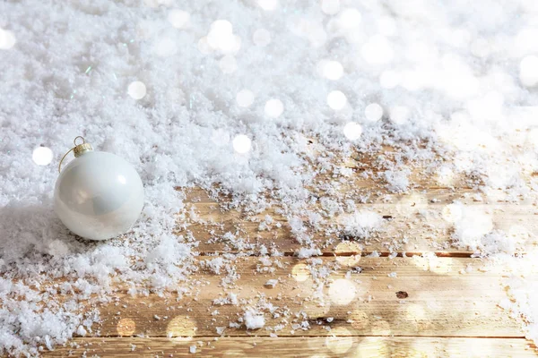 Boże Narodzenie ball na tle bokeh drewniane biurko, snowy — Zdjęcie stockowe