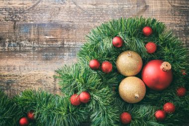 Noel topları ve garland ahşap oyun tahtası, kopya alanı