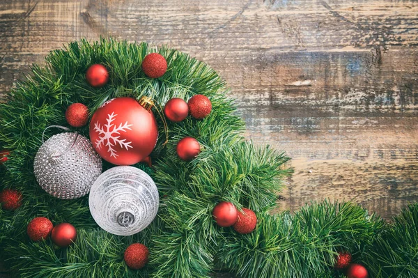 Boules de Noël et guirlande sur une planche en bois, espace de copie — Photo