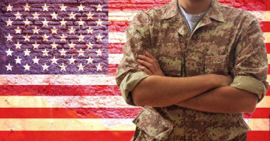 Bir ABD bayrağı arka plan üzerinde duran bir Amerikan askeri dijital modeli üniformalı asker