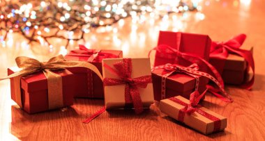 Ahşap zemin, ışıklar bokeh arka plan üzerinde Noel hediyeleri