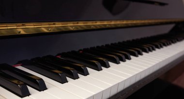 Piyano klavye, düşük açılı, seçici odak