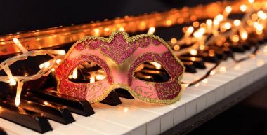 Karnaval maskesi ve bir piyano klavye ışıkları