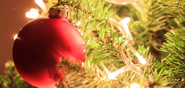 Czerwona świąteczna piłka blisko — Zdjęcie stockowe