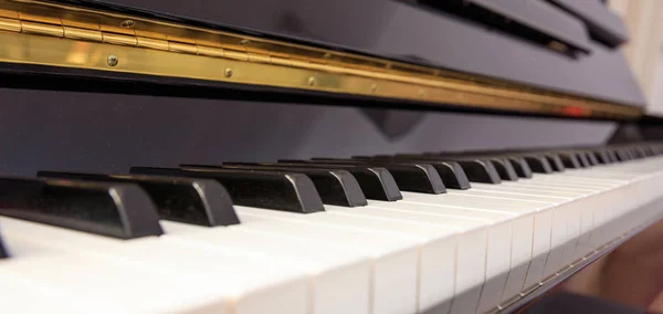 Клавиатура для фортепиано, низкий угол, выборочная фокусировка — стоковое фото