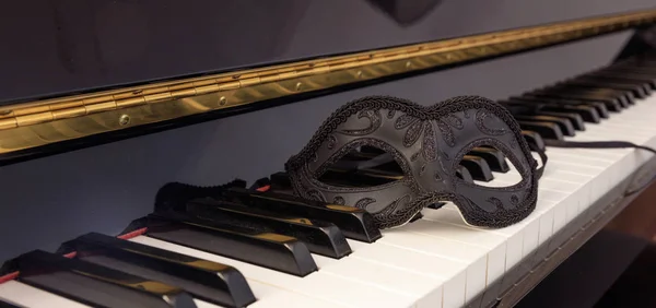 Máscara de carnaval no teclado de piano clássico — Fotografia de Stock