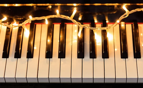 Luces de Navidad en un teclado de piano, vista superior — Foto de Stock