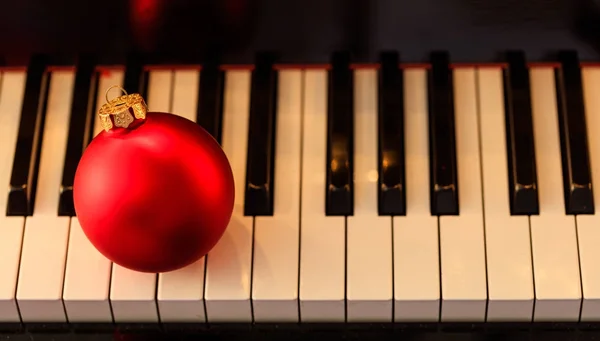 Balle de Noël sur un clavier piano, vue ci-dessus — Photo