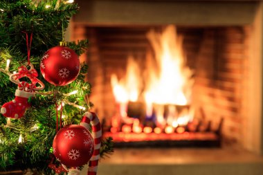 Yanan şömine arka plan üzerinde Noel ağacı