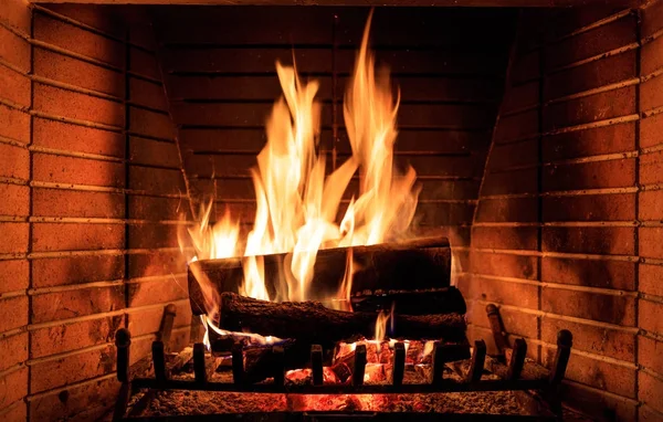 Holzscheite brennen im Kamin — Stockfoto