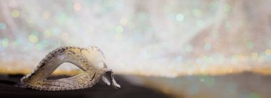 bokeh arka plan üzerinde gümüş karnaval maskesi