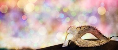 bokeh arka plan üzerinde gümüş karnaval maskesi