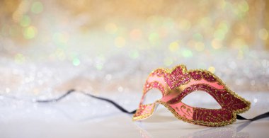 Pembe karnaval maskesi bokeh arka plan üzerinde