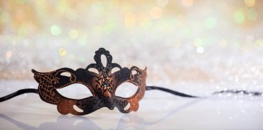 Bokeh arka plan üzerinde siyah karnaval maskesi