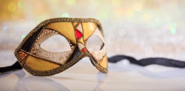 Bokeh arka plan olarak el yapımı karnaval maskesi