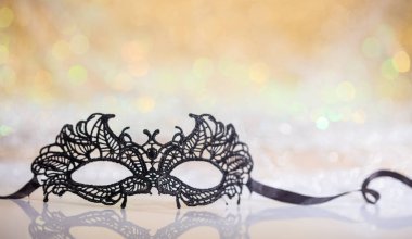 Bokeh arka plan üzerinde siyah karnaval maskesi