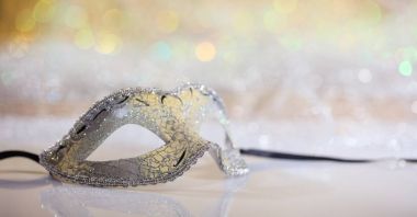 bokeh arka plan üzerinde gümüş karnaval maskesi