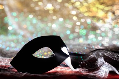 Bokeh arka plan üzerinde siyah karnaval maskesi