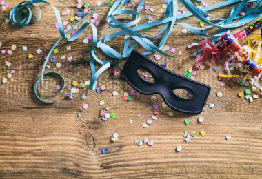 Karnaval parti. Maske, konfeti ve Serpantinli ahşap arka plan, üst niew üzerinde