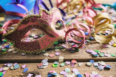 Karnaval parti. Maske, konfeti ve Serpantinli ahşap arka plan üzerinde
