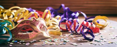 Karnaval parti. Maske, konfeti ve Serpantinli ahşap arka plan üzerinde