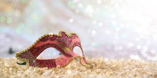 Rózsaszín karneváli maszk a háttér bokeh — Stock Fotó