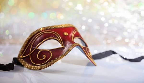 Handgemaakte carnaval masker op de achtergrond bokeh — Stockfoto