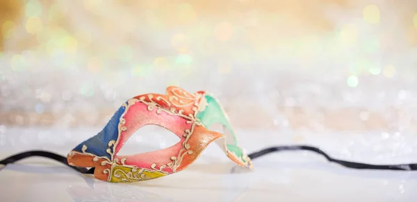 Розовая карнавальная маска на боке — стоковое фото