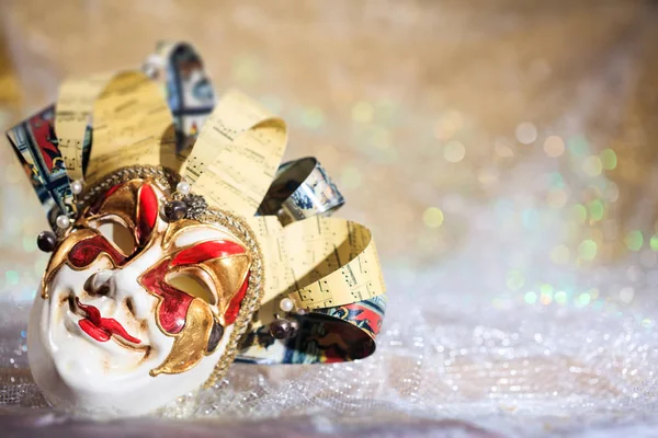 Maschera di carnevale su sfondo bokeh — Foto Stock