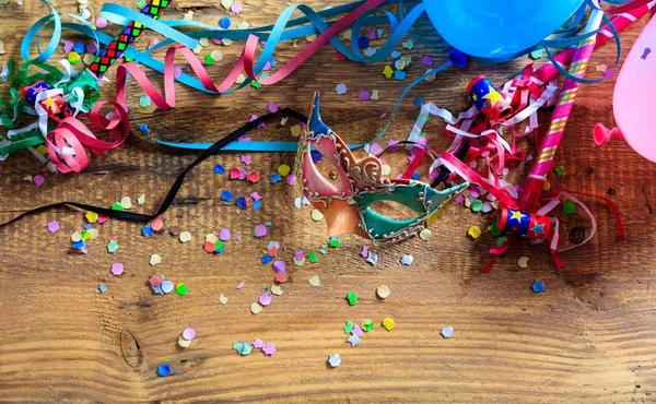 Karnaval parti. Maske, konfeti ve Serpantinli ahşap arka plan, üst niew üzerinde