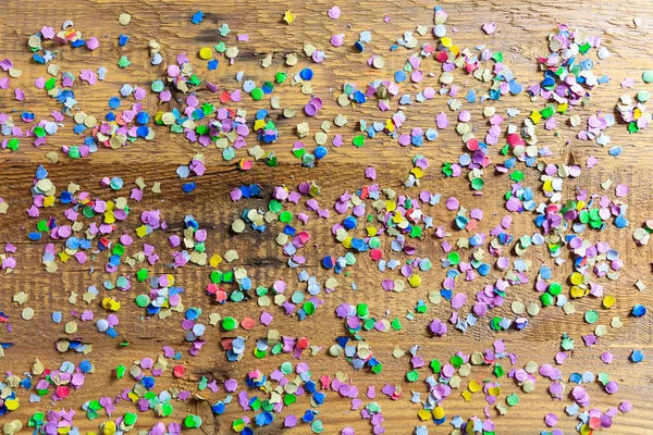 Kleurrijke confetti op houten achtergrond, top niew — Stockfoto