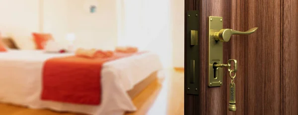 Ξενοδοχείο πόρτα με άνοιγμα πόρτας, θολώνει υπόβαθρο κρεβατοκάμαρων. 3D απεικόνιση — Φωτογραφία Αρχείου