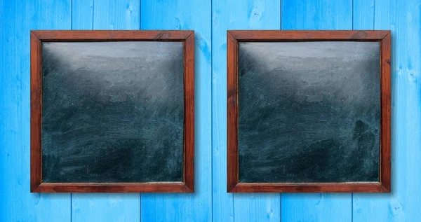 壁に空の木製フレーム。黒板の中、明るい青の背景、テキストのためのスペース. — ストック写真