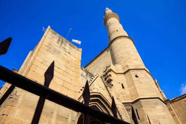 北ニコシア、キプロスのセリミエ ・ モスク (聖ソフィア大聖堂) のミナレット. — ストック写真