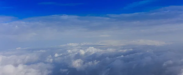 白い雲、青い空を背景に。テキストのためのスペース. — ストック写真