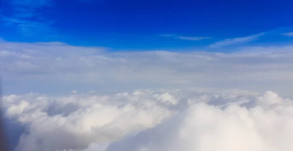 Nuvens brancas em um fundo azul do céu. Espaço para texto . — Fotografia de Stock