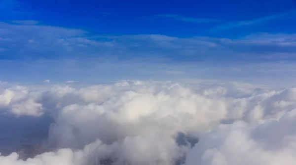 Mavi gökyüzü arka plan üzerinde beyaz bulutlar. Metin için yer. — Stok fotoğraf