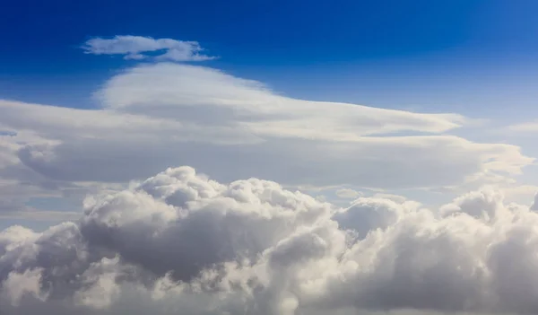 Weiße Wolken vor blauem Himmel. Raum für Text. — Stockfoto