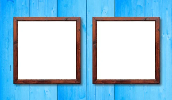 Twee lege houten frames op de muur. Witte binnen en lichte blauwe achtergrond, ruimte voor tekst. — Stockfoto