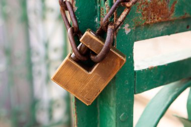 Paslı eski zinciri matal bir kapı ile asma kilit. Görünümü kapatın.