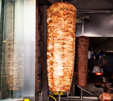 Gyro veya döner tükürük dönen üzerinde yavaş yavaş kavrulmuş. Görünümü kapatın.