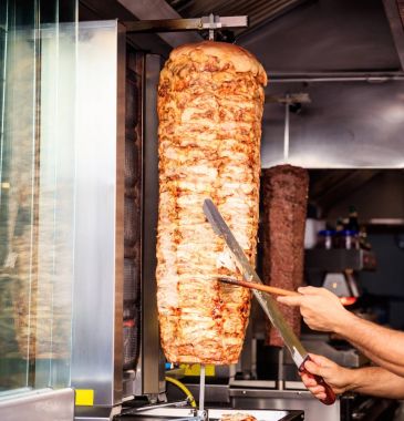 Gyro veya döner tükürük dönen üzerinde yavaş yavaş kavrulmuş. Görünümü kapatın.
